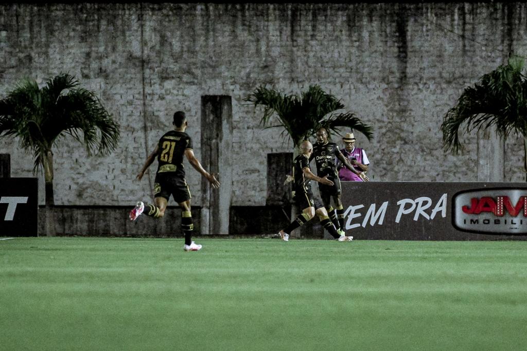 Figueirense empara com o Botafogo/PB e garante classificação para próxima fase