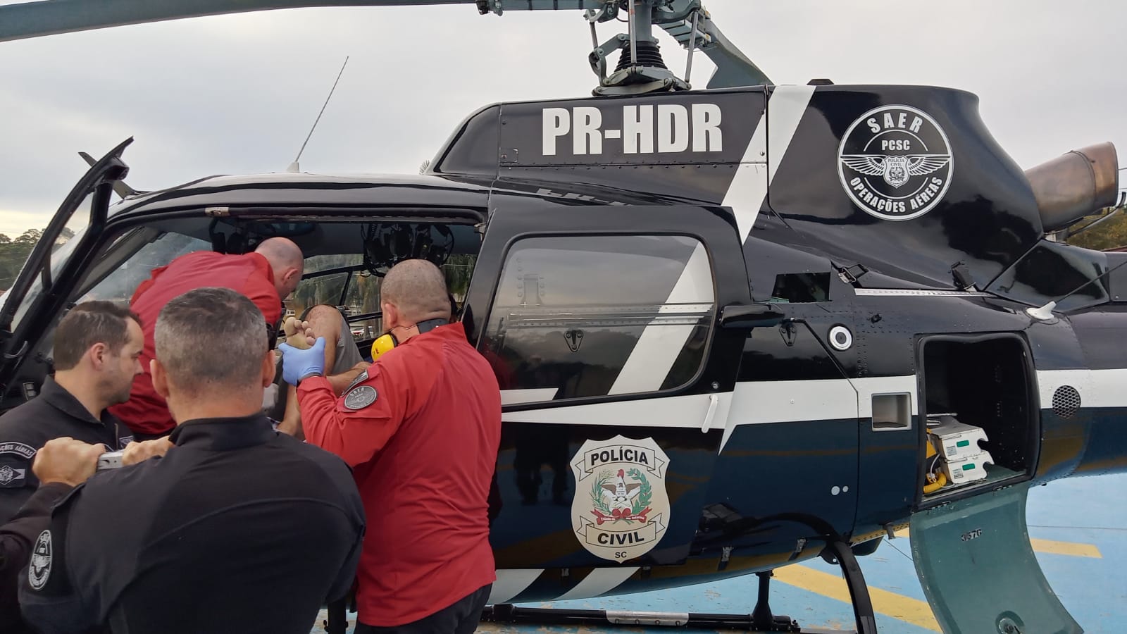 Equipe do helicóptero da Polícia Civil socorre pescador ferido em Balneário Rincão