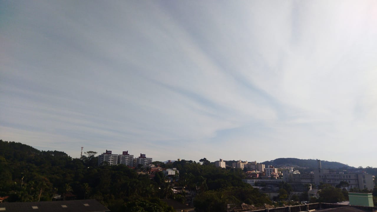 Início de semana de sol entre muitas nuvens em Santa Catarina