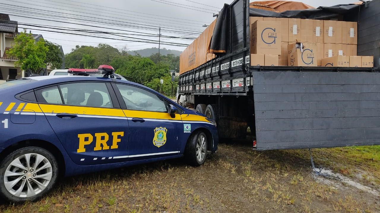 Polícia Rodoviária Federal apreende 240 mil maços de cigarros contrabandeados na BR 280 em SC